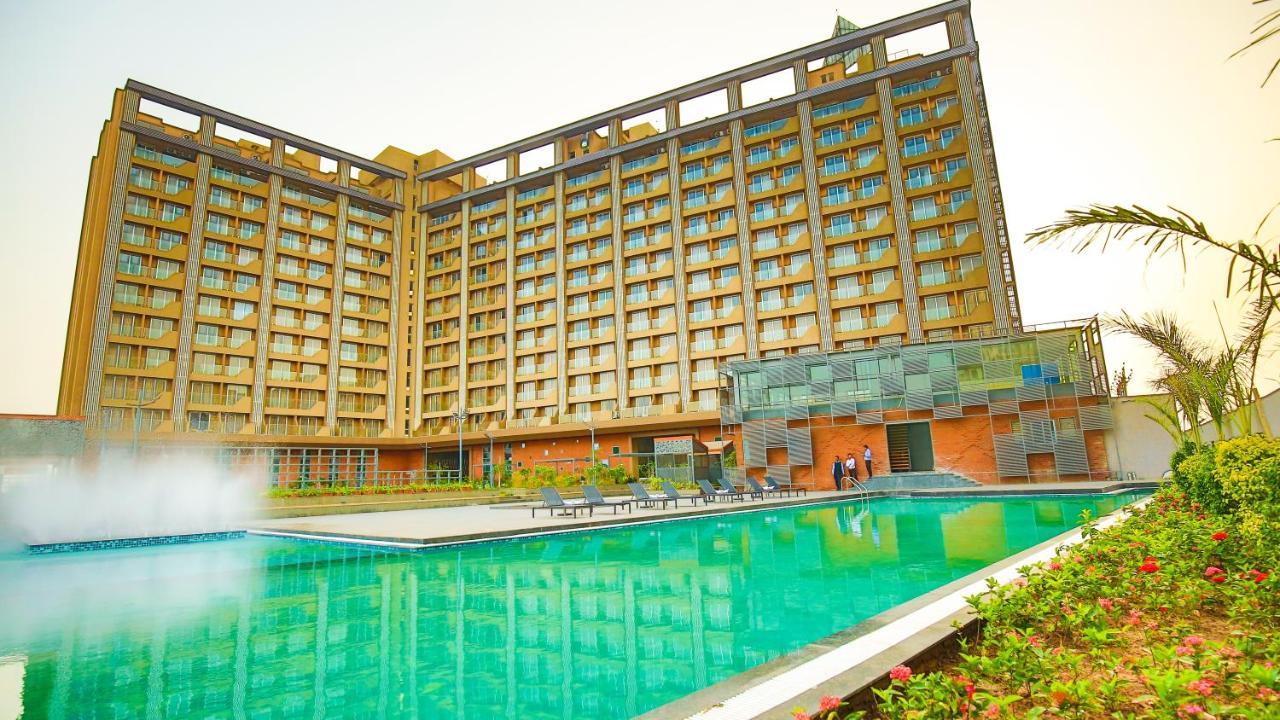 The Weekend Address Surat Exterior foto