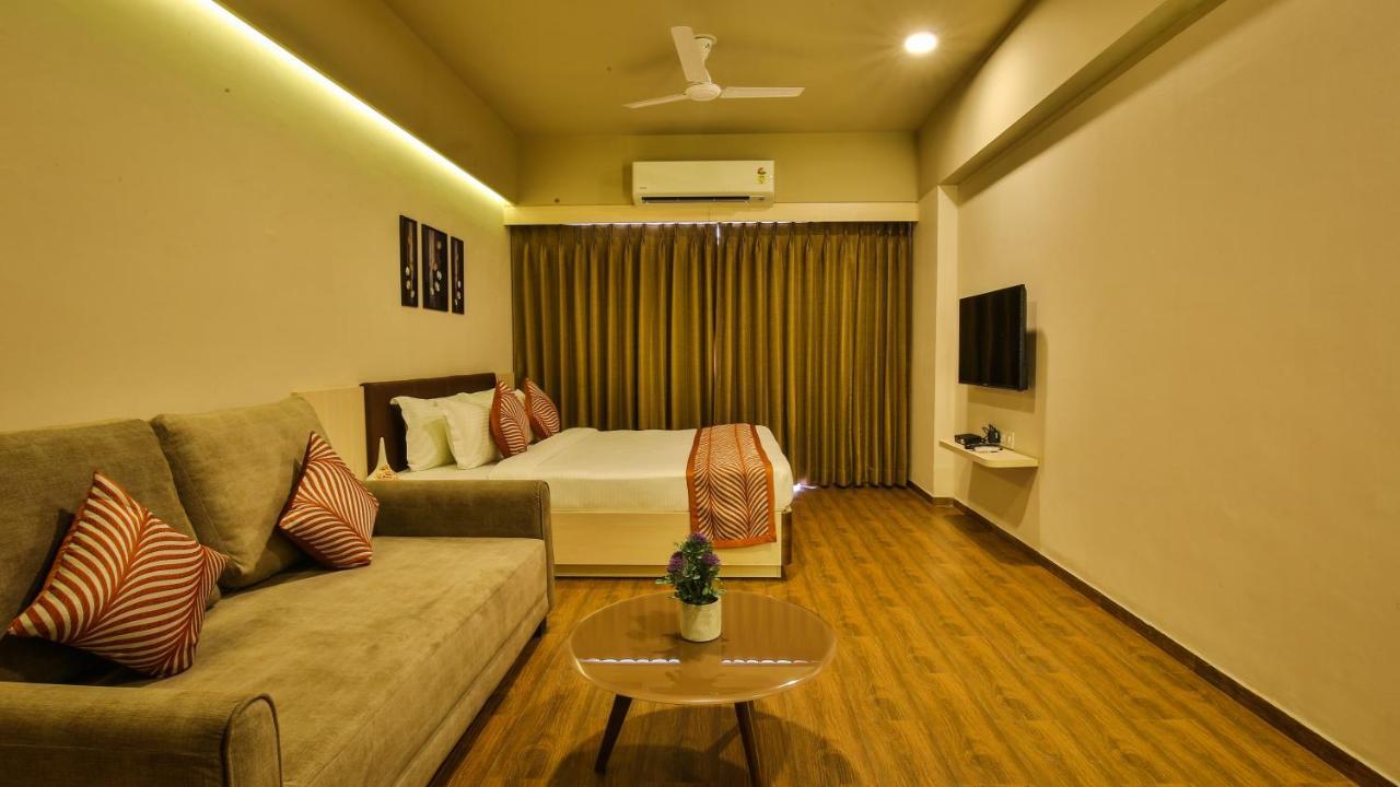 The Weekend Address Surat Exterior foto