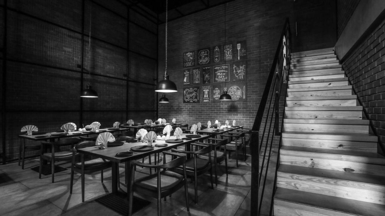 The Weekend Address Surat Exterior foto