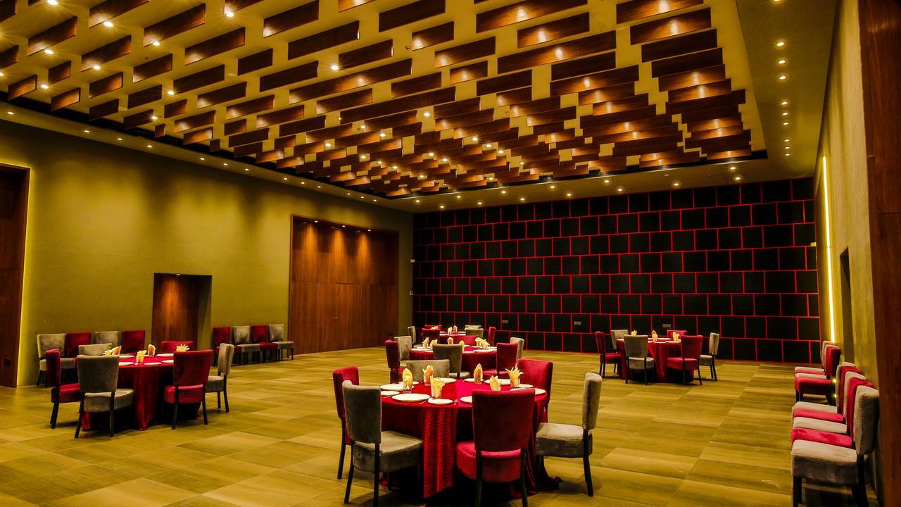 The Weekend Address Surat Exterior foto