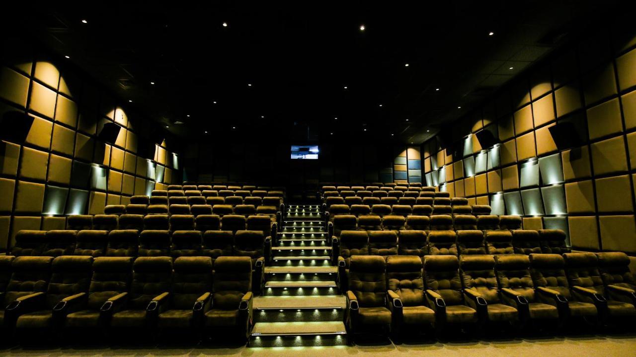 The Weekend Address Surat Exterior foto