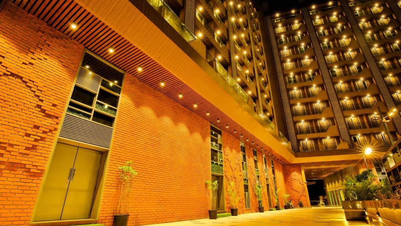 The Weekend Address Surat Exterior foto