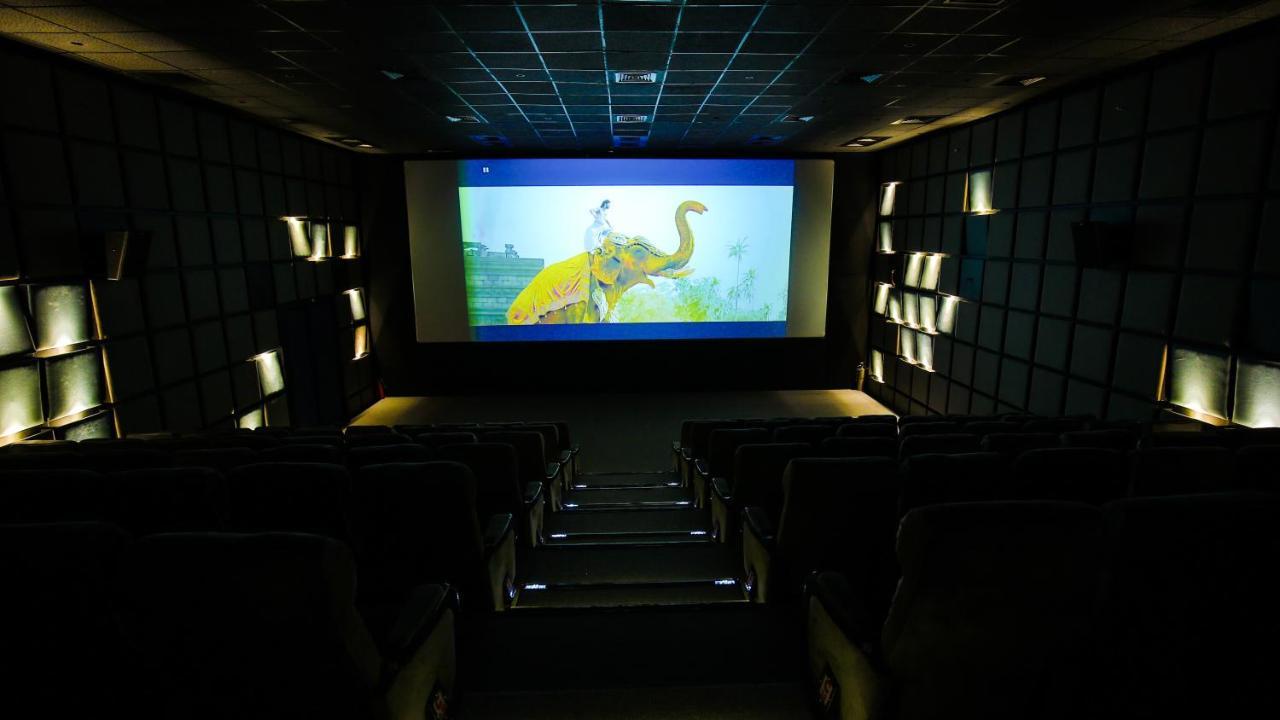 The Weekend Address Surat Exterior foto