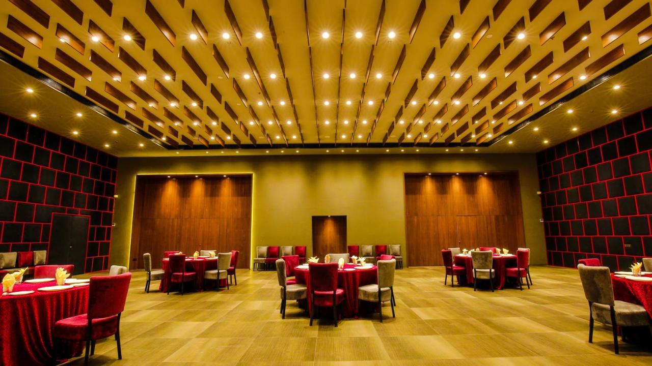 The Weekend Address Surat Exterior foto