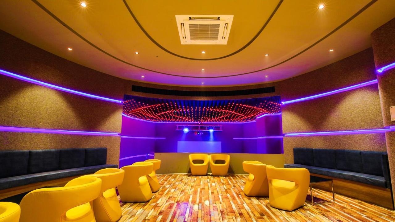 The Weekend Address Surat Exterior foto