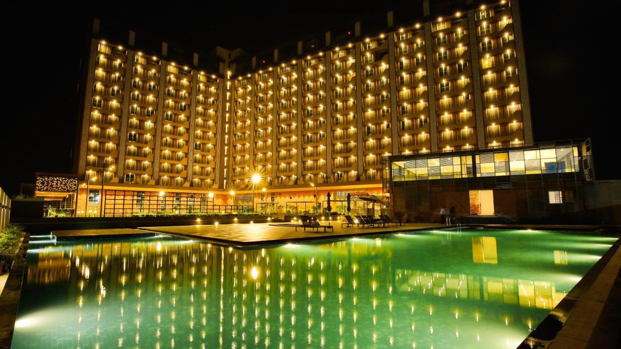 The Weekend Address Surat Exterior foto